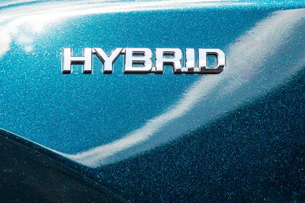 logo hybride sur une voiture